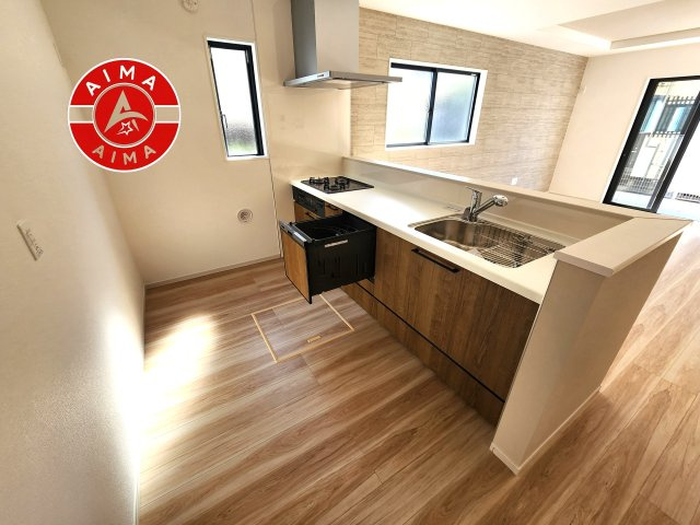 糸島市前原南2丁目第1-1棟(1号棟)　のキッチン|明るいキッチン作業スペースを多くとりました。ご夫婦でキッチンに立っても調理がしやすい広さです。食器類もすっきりと片付く収納は魅力的です。