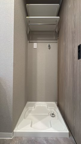 【ランドリースペース】 | エバーライフ久留米南イーストコート☆仲介手数料無料☆ | 室内洗濯機置き場を完備。防水パン付きで万が一の漏水にも配慮されています。キッチンや洗面室からの動線も良く、効率よく家事をこなせる設計が魅力です。