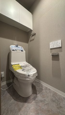 【トイレ】 | エバーライフ久留米南イーストコート☆仲介手数料無料☆ | 【温水洗浄便座】清潔感のあるトイレ空間。上部には収納棚があり、備品もスマートに保管できます。毎日使う場所だからこそ、心地よさにこだわりました。