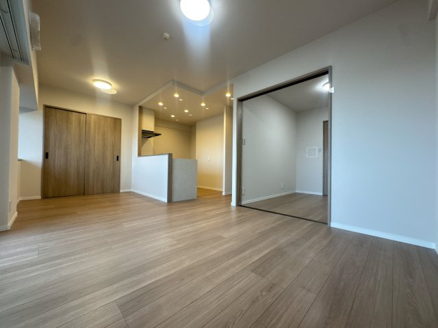 【居間・リビング】 | エバーライフ久留米南イーストコート☆仲介手数料無料☆ | 景観を楽しみながら家族で寛げる、開放感あふれるリビングです。高層階ならではの陽当りと風通しの良さが、日々の暮らしに心地よいゆとりを与えてくれます。家族が集まる場所だからこそ、質にこだわった空間です。