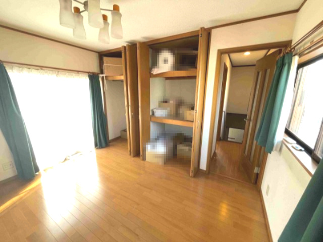 酒井根3丁目　中古の洋室