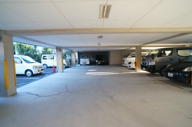 グランドゥール安倉の駐車場