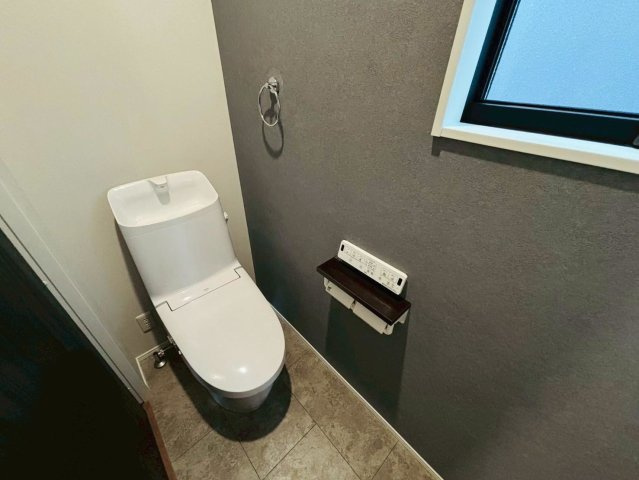 タマタウン　瑞穂市本田（本田小Ⅱ）　全3区画分譲のトイレ|超節水型の水洗トイレを標準採用。汚れが付きにくいコーティング加工で、いつでも清潔に保てる便座を装備。