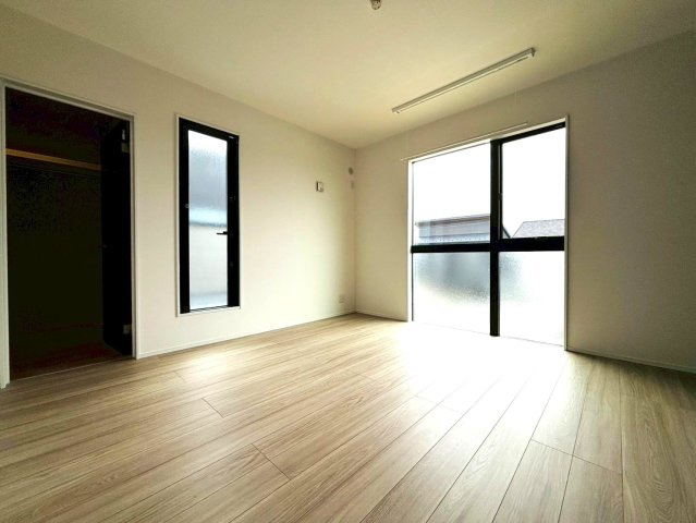 タマタウン　瑞穂市本田（本田小Ⅱ）　全3区画分譲の寝室|全居室にたっぷり収納できる大型収納を設置。窓ガラスは断熱性能や結露防止効果の高いペアガラスです。