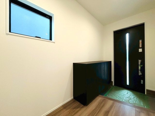 タマタウン　瑞穂市本田（本田小Ⅱ）　全3区画分譲の玄関|大容量のシューズ収納付きで玄関周りもすっきり！玄関ドアからの光が玄関ホールを明るくしてくれます。