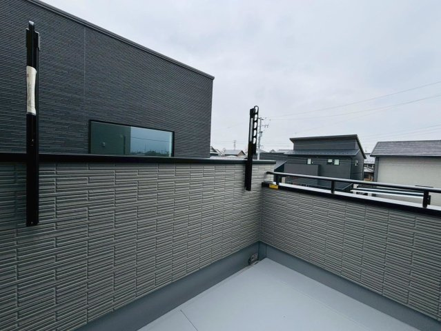 タマタウン　瑞穂市本田（本田小Ⅱ）　全3区画分譲のバルコニー|バルコニーは南向きで洗濯物もよく乾きます！強度と表面積硬度を持つFPRで防水しています。
