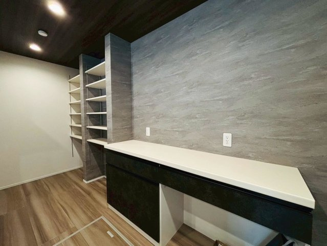 タマタウン　瑞穂市本田（本田小Ⅱ）　全3区画分譲のキッチン|カップボードにはゴミ置き場スペース付き。コンセントも２箇所に設置しているので家電の置き場所に困りません。