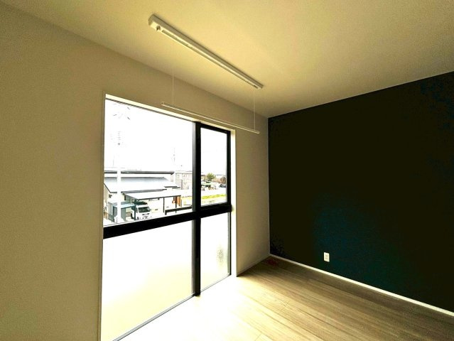 タマタウン　瑞穂市本田（本田小Ⅱ）　全3区画分譲の設備|バルコニーに続く窓には室内物干し付き。雨の日のお洗濯や取り込みも楽々です！