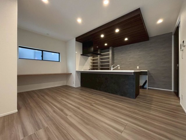 タマタウン　瑞穂市本田（本田小Ⅱ）　全3区画分譲の居間・リビング|最高級グレードの床材グラフィアート仕様。家族が増える事を考えて約20帖近くの広さにこだわっています
