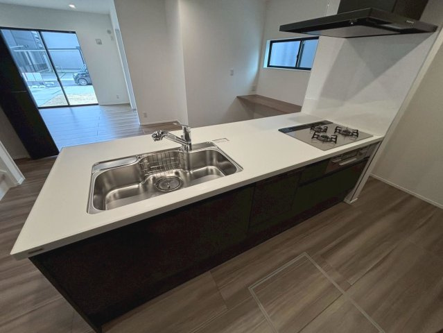 タマタウン　瑞穂市本田（本田小Ⅱ）　全3区画分譲のキッチン|カウンタースペースがついた広々キッチン。浄水器組込み水栓でシンクまわりがスッキリお使いいただけます
