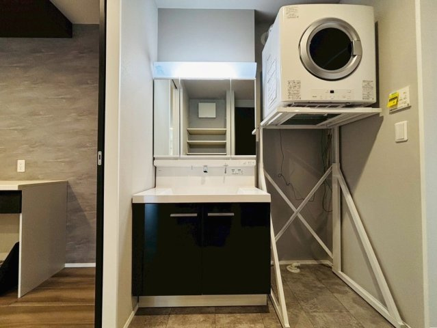 タマタウン　瑞穂市本田（本田小Ⅱ）　全3区画分譲の独立洗面台|ミラー扉の内側がすべて収納スペースになっています。女性の目線で考えた使いやすさを備えています。ガス乾燥機付き。