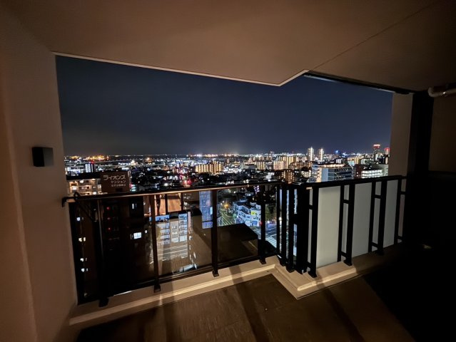 シエリア王子公園の展望|開放感あふれるワイドバルコニー。一日の終わりに、宝石を散りばめたような街並みを眺めながら、至福のひとときを。