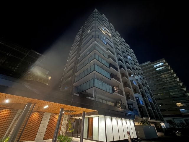 シエリア王子公園の外観|2023年12月築ならではの洗練されたデザイン。オートロックと防犯カメラが、ご家族の安全な暮らしを24時間見守ります。