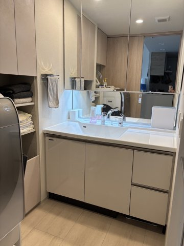 シエリア王子公園の独立洗面台|明るい空間で朝の身支度もスムーズに。
三面鏡裏収納やリネン庫など、
機能美を追求した使い心地の良い洗面空間