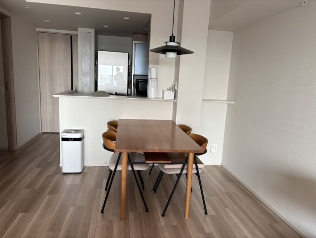 シエリア王子公園のダイニング|木目調のフローリングが温かみを添える、洗練されたダイニング。家族の会話が弾む対面式キッチンは料理中もリビングの眺望と一体感を感じられる設計です。