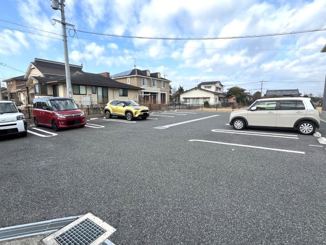 イースト　ワン　ピースの駐車場