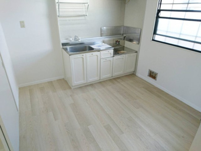 【居間・リビング】 | Melati新大津 | 大きな窓付きで明るい室内♪