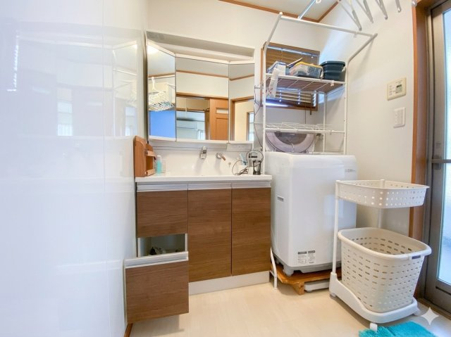 青空に映えるモダンブルーの邸宅【狭山市下奥富中古戸建2880万円】のランドリースペース|気持ちの良い朝はキレイな洗面所から♪鏡裏の独立洗面台は収納力豊富でモノが出がちな洗面所もスッキリ片付きます。
