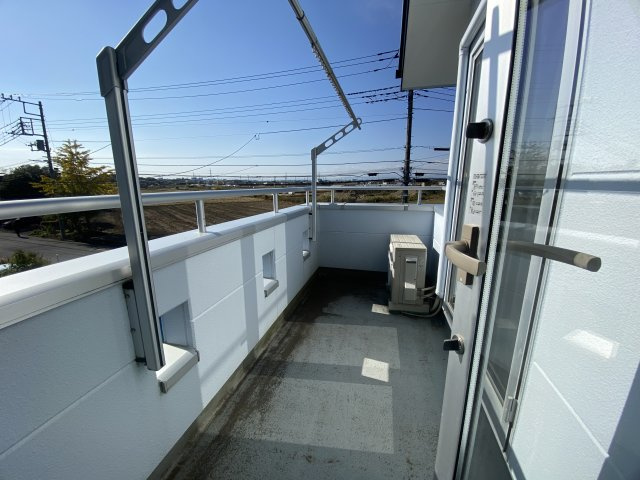 青空に映えるモダンブルーの邸宅【狭山市下奥富中古戸建2880万円】のバルコニー|日中の長い時間、日が差し込む南面バルコニー。洗濯物がカラッと乾きます。
