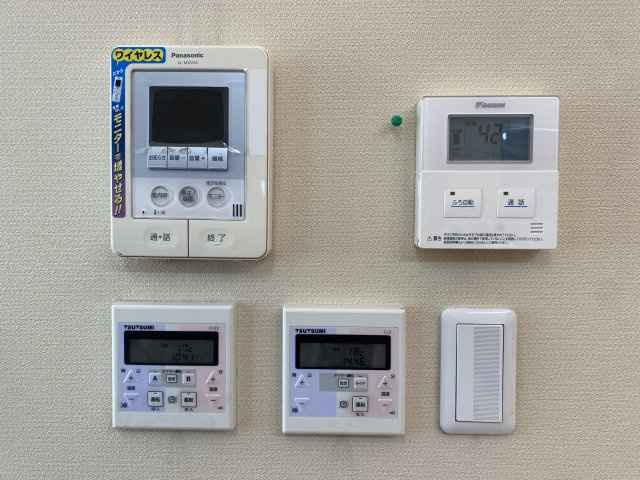 青空に映えるモダンブルーの邸宅【狭山市下奥富中古戸建2880万円】の防犯設備|モニターがまとまっているので便利ですね♪
