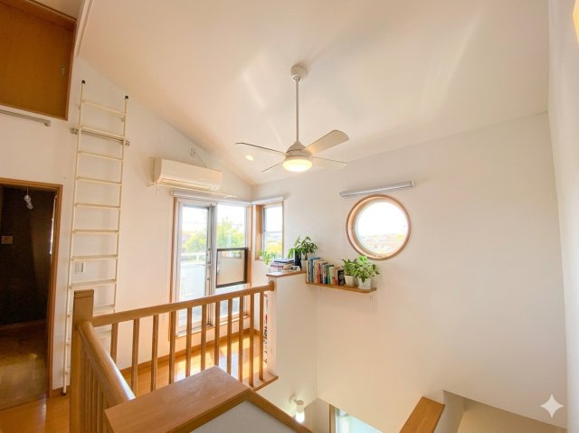青空に映えるモダンブルーの邸宅【狭山市下奥富中古戸建2880万円】の内装|吹抜けから差し込む光がLDKを一日中明るく照らし、開放感あふれる心地よい空間に。

