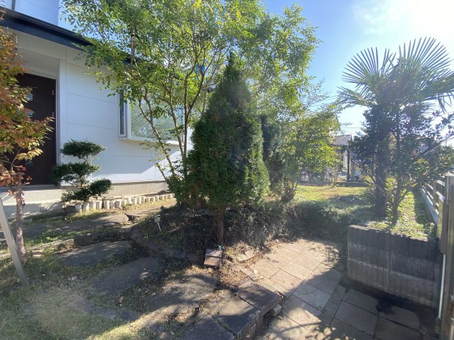 青空に映えるモダンブルーの邸宅【狭山市下奥富中古戸建2880万円】の庭|家族で過ごす外の時間が楽しめる庭スペース。家庭菜園やガーデニング、子供の遊び場にも活躍。季節を感じながら暮らしの幅が広がる環境です。
