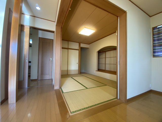 青空に映えるモダンブルーの邸宅【狭山市下奥富中古戸建2880万円】の和室