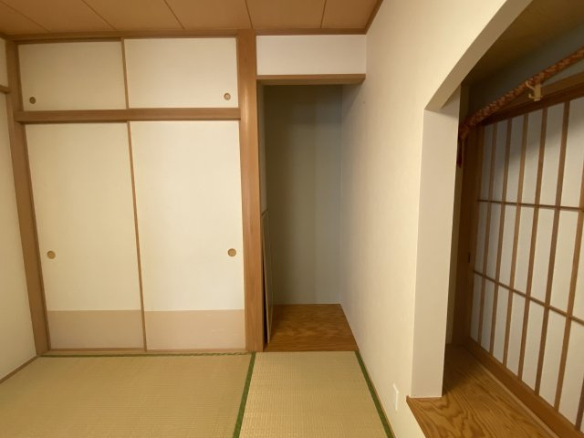 青空に映えるモダンブルーの邸宅【狭山市下奥富中古戸建2880万円】の和室
