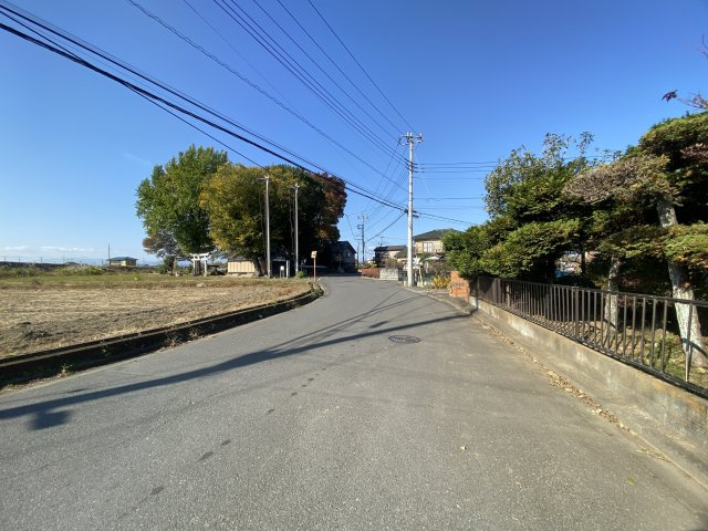 青空に映えるモダンブルーの邸宅【狭山市下奥富中古戸建2880万円】の前面道路含む現地写真