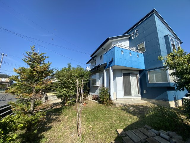 青空に映えるモダンブルーの邸宅【狭山市下奥富中古戸建2880万円】の庭