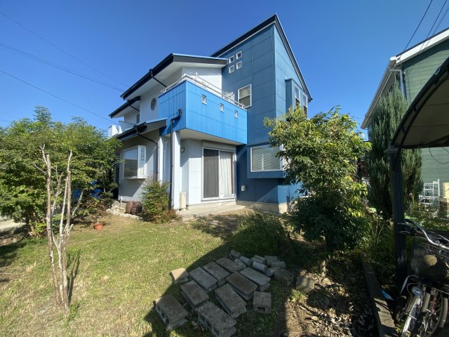 青空に映えるモダンブルーの邸宅【狭山市下奥富中古戸建2880万円】の庭
