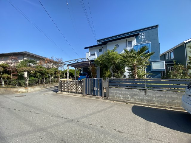 青空に映えるモダンブルーの邸宅【狭山市下奥富中古戸建2880万円】のその他