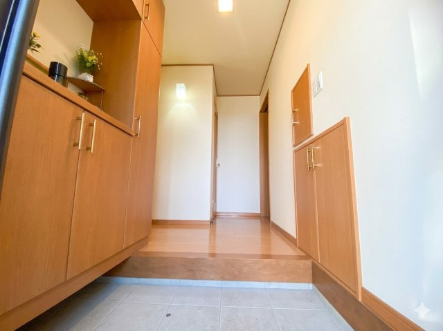 青空に映えるモダンブルーの邸宅【狭山市下奥富中古戸建2880万円】の玄関|いつも玄関はすっきり。家族の毎日を支える大容量収納の家
