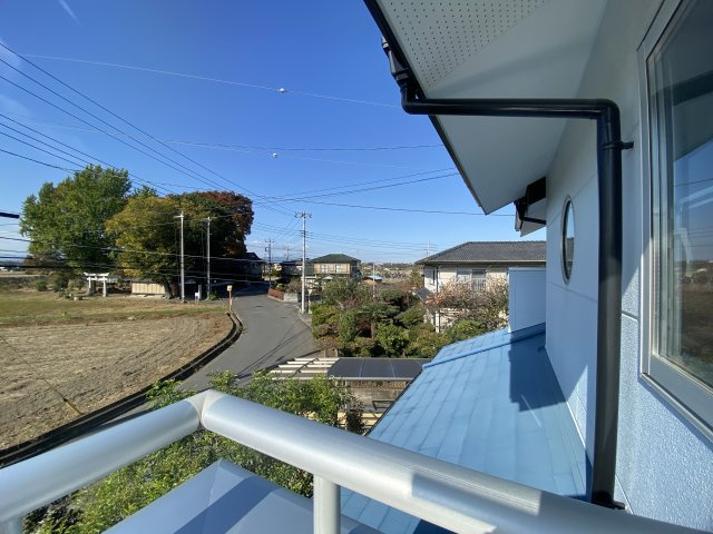 青空に映えるモダンブルーの邸宅【狭山市下奥富中古戸建2880万円】のバルコニー