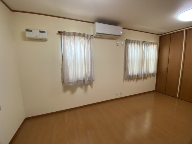 青空に映えるモダンブルーの邸宅【狭山市下奥富中古戸建2880万円】の居間・リビング