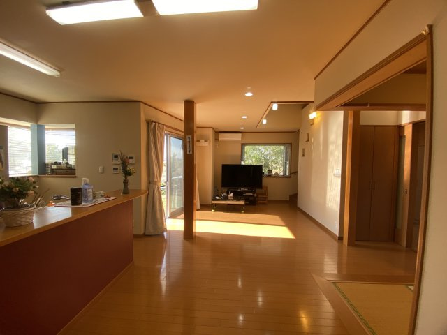青空に映えるモダンブルーの邸宅【狭山市下奥富中古戸建2880万円】の居間・リビング