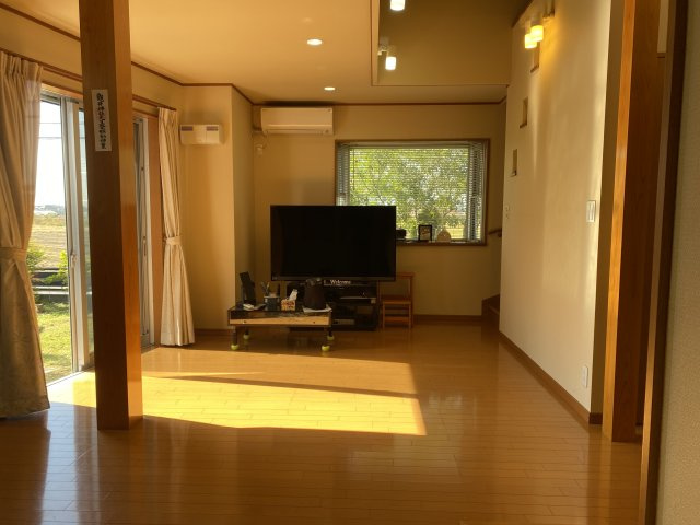 青空に映えるモダンブルーの邸宅【狭山市下奥富中古戸建2880万円】の居間・リビング