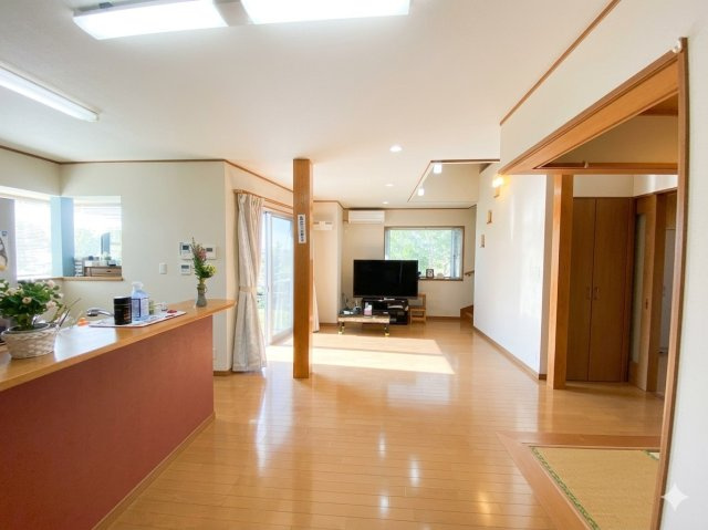 青空に映えるモダンブルーの邸宅【狭山市下奥富中古戸建2880万円】の居間・リビング|光が心地よく入り、明るい印象の洋室。日中の過ごしやすさはもちろん、夜には落ち着いた雰囲気で一日の疲れを癒やしてくれます。多用途に活かせる空間です。

