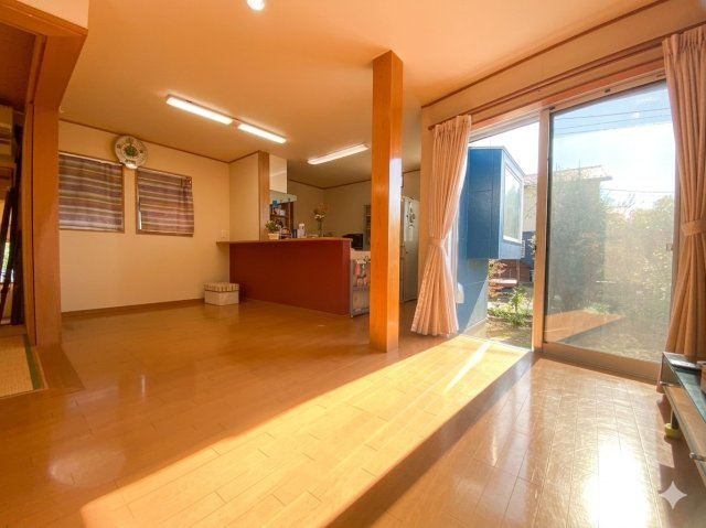 青空に映えるモダンブルーの邸宅【狭山市下奥富中古戸建2880万円】のその他|家族が自然と集まる心地よいリビングダイニング。ゆったりとした空間設計が、日常の何気ないひとときを豊かに演出します。光と風が心地よく通り抜け、時間の流れまでやさしく感じられます。
