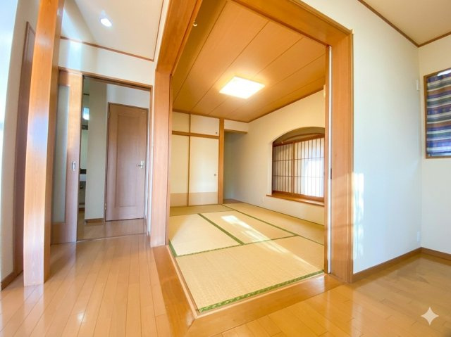青空に映えるモダンブルーの邸宅【狭山市下奥富中古戸建2880万円】の和室|リビング横の和室は仕切れば和室、開ければ広々リビング。家族のライフスタイルにあわせて柔軟に使える間取りです。
