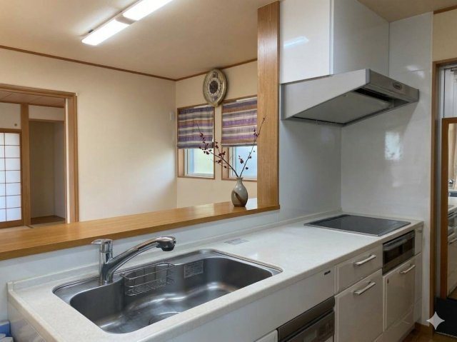 青空に映えるモダンブルーの邸宅【狭山市下奥富中古戸建2880万円】のキッチン|火を使わないIHコンロ採用で、小さなお子様がいても安心。フラットな天板はサッとふくだけでお手入れ簡単。毎日の火事がぐっと楽になります。
