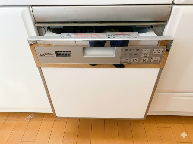 青空に映えるモダンブルーの邸宅【狭山市下奥富中古戸建2880万円】のその他|【時短家電】ビルトイン食洗機で、日々の家事をスマートにサポート！
