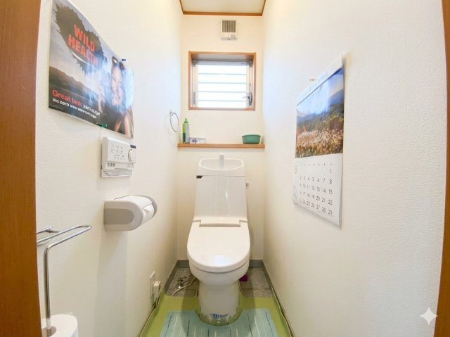 青空に映えるモダンブルーの邸宅【狭山市下奥富中古戸建2880万円】のトイレ|毎日使いやすい便利な仕様の温水洗浄トイレは、掃除がしやすくいつも清潔な空間に保てます♪
