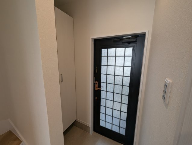 伊丹市北伊丹七丁目　テラスハウスの玄関