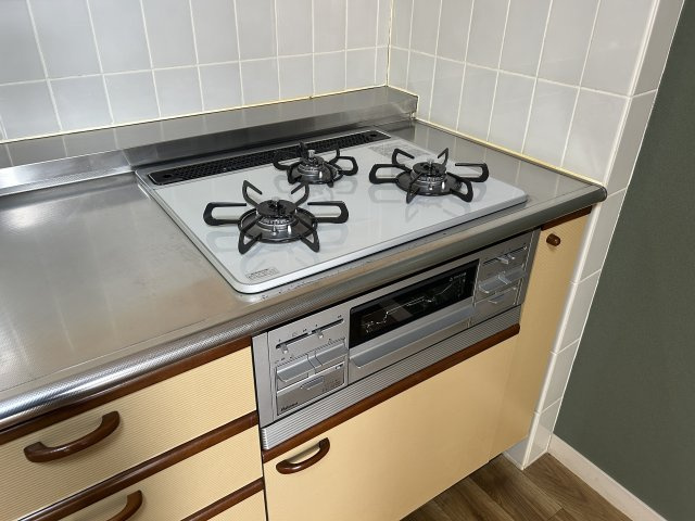 小型犬or猫ペット飼育可、洞峰公園近く：二の宮ハイツのキッチン|３口コンロ付です、新しいものに入れ替え済みです