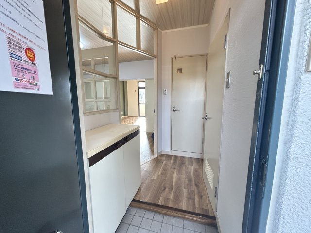 小型犬or猫ペット飼育可、洞峰公園近く：二の宮ハイツの玄関|収納もある玄関です