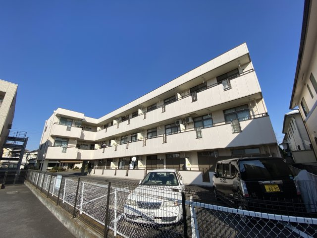 小型犬or猫ペット飼育可、洞峰公園近く：二の宮ハイツの外観|３階建てマンション、居室は南西向きです