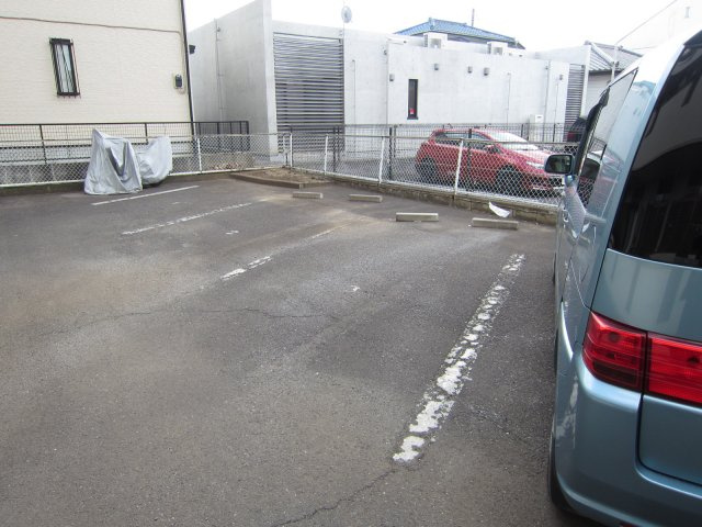 小型犬or猫ペット飼育可、洞峰公園近く：二の宮ハイツの駐車場|カースペースがあります（車種による）