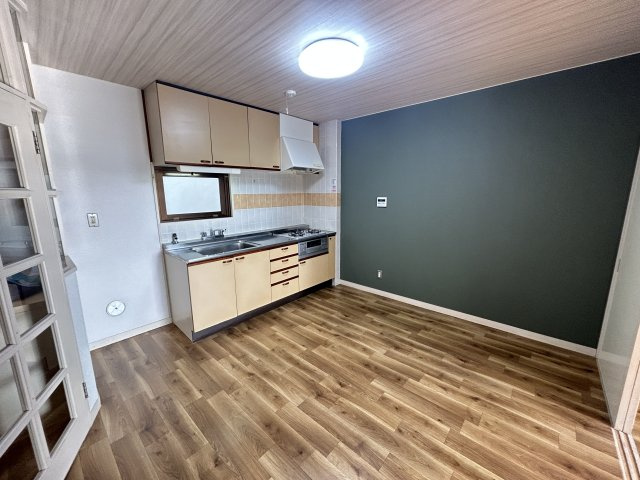 小型犬or猫ペット飼育可、洞峰公園近く：二の宮ハイツのキッチン|ダイニングキッチン。クロス貼替済みです