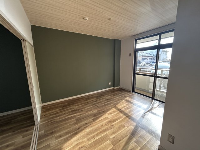 小型犬or猫ペット飼育可、洞峰公園近く：二の宮ハイツのキッチン|３口コンロ付です